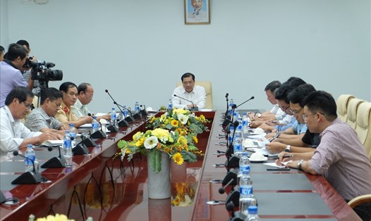 Ông Huỳnh Đức Thơ - Chủ tịch UBND TP Đà Nẵng đã họp "khẩn" với lãnh đạo các sở ngành. (Ảnh: Hoàng Vinh) 