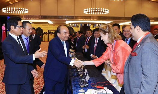 Thủ tướng Nguyễn Xuân Phúc và các đại biểu tham dự Hội nghị Thượng đỉnh kinh doanh Việt Nam chiều 13.9. Ảnh: TTXVN