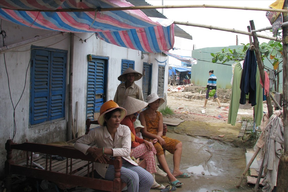 Hiện nay, người lao động có thu nhập thấp tại TPHCM không đủ khả năng mua nhà nên phải thuê nhà trọ để ở. Ảnh: LÊ TUYẾT