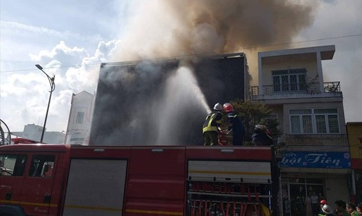 Vụ cháy quán bar giữa trung tâm Đà Nẵng khiến nhiều người bàng hoàng. Lực lượng PCCC mất gần 3 giờ mới dập được lửa. Ảnh: T.T