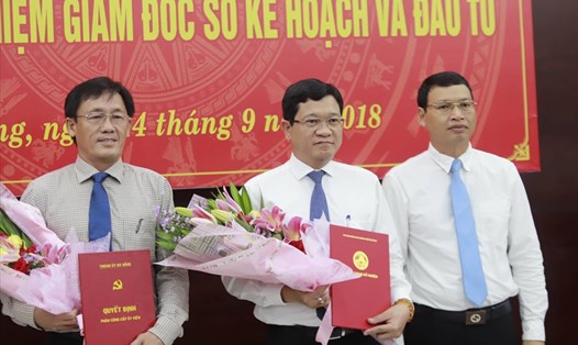 Ông Trần Phước Sơn (giữa) được bổ nhiệm chức vụ Giám đốc Sở KHĐT thay ông Trần Văn Sơn (bên trái). Ảnh: TT