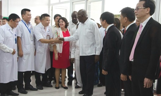 Các lãnh đạo cấp cao Cu Ba thăm và động viên đội ngũ bác sỹ và nhân viên y tế tại bệnh viện. Ảnh: Lê Phi Long