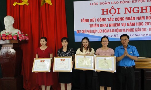 Phó Chủ tịch LĐLĐ tỉnh Thái Bình Nguyễn Thanh Bình trao bằng khen cho các tập thể, cá nhân.