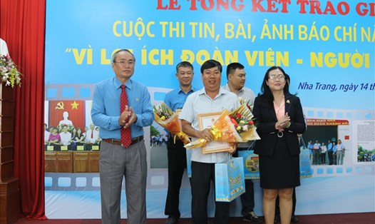 Lãnh đạo LĐLĐ tỉnh trao giải nhất thể loại bài viết cho tác giả Phạm Ngọc Phương với tác phẩm "Chăm lo đời sống công nhân"