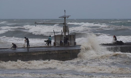 Bờ biển thị trấn Aparri, đảo Luzon phía bắc Philippines ngày 14.9. Siêu bão Mangkhut đang trên đường tiến vào Luzon và dự kiến đổ bộ sáng 15.9. Ảnh: EPA. 