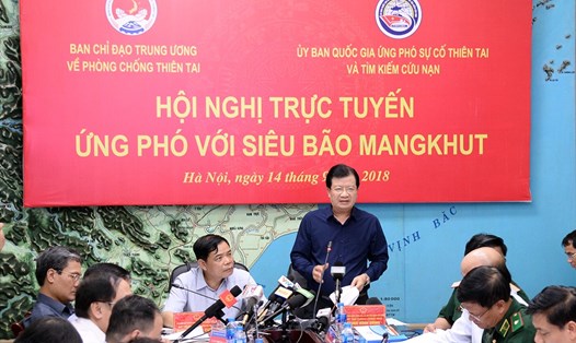 Phó Thủ tướng Trịnh Đình Dũng chỉ đạo các bộ, ban, ngành và địa phương triển khai ứng phó với siêu bão Mangkhut tại hội nghị trực tuyến chiều 14.9. Ảnh: Thanh Vân