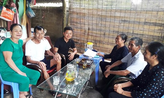 Ông Bình (thứ 2 bên trái) là trường hợp hy hữu liệt sĩ sống sót trở về bên gia đình sau 26 năm đã báo tử. Ảnh: Trần Tuấn