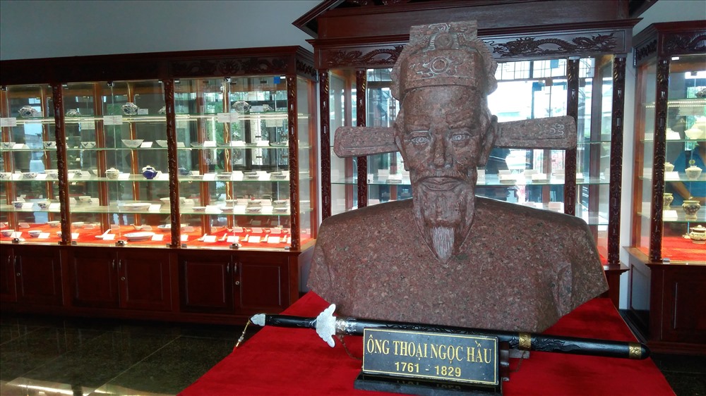 Tượng Thoại Ngọc Hầu và những báu vật được khai quật từ khu mộ hiên được trưng bày bên cạnh khu lăng mộ của ông và vợ. Ảnh: H.V.M