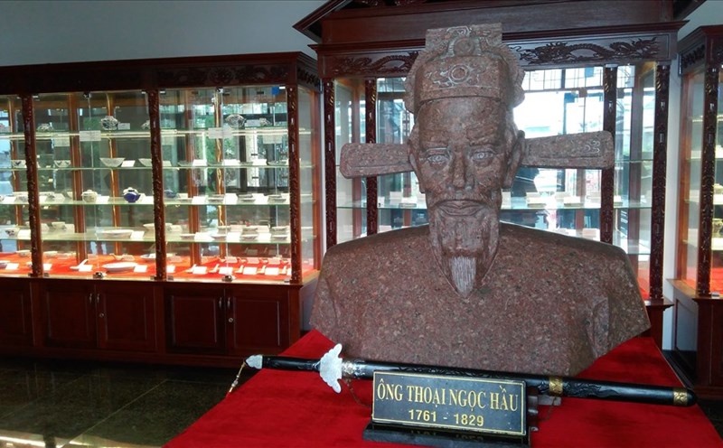 Tượng Thoại Ngọc Hầu và những báu vật được khai quật từ khu mộ hiên được trưng bày bên cạnh khu lăng mộ của ông và vợ. Ảnh: H.V.M