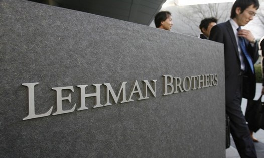 Một tấm biển hiệu của Lehman Brothers được đưa vào nhà đấu giá ở London tháng 9.2010. Ảnh: AP.