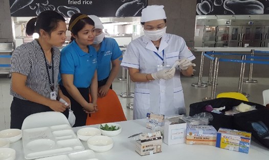 Kiểm tra chế biến thực phẩm tại Công ty TNHH Hanwha Techwin Việt Nam, KCN Quế Võ - Bắc Ninh. Ảnh: X.T