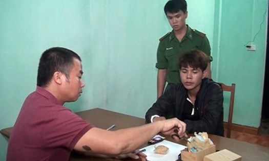 Các chiến sĩ biên phòng huyện Hướng Hoá bắt giữ đối tượng buôn bán, vận chuyển ma túy. Ảnh do biên phòng cung cấp