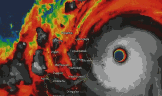 Siêu bão Mangkhut đổ bộ Philippines lúc 2h30 sáng nay (15.9). Ảnh: CNN. 