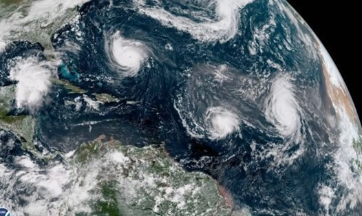Ảnh vệ tinh của NOAA cho thấy bão Florence khi quét qua Đại Tây Dương về phía Mỹ và tiếp sau là bão Isaac, bão Helene. Ảnh: CNBC. 