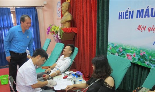 Chủ tịch CĐ Dệt May VN Lê Nho Thướng động viên các tình nguyện viên hiến máu tại ngày hội. ảnh: Xuân Trường