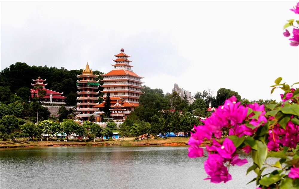 Công trình chùa Lá, nhìn từ hồ Thủy Liêm. Ảnh: Lục Tùng