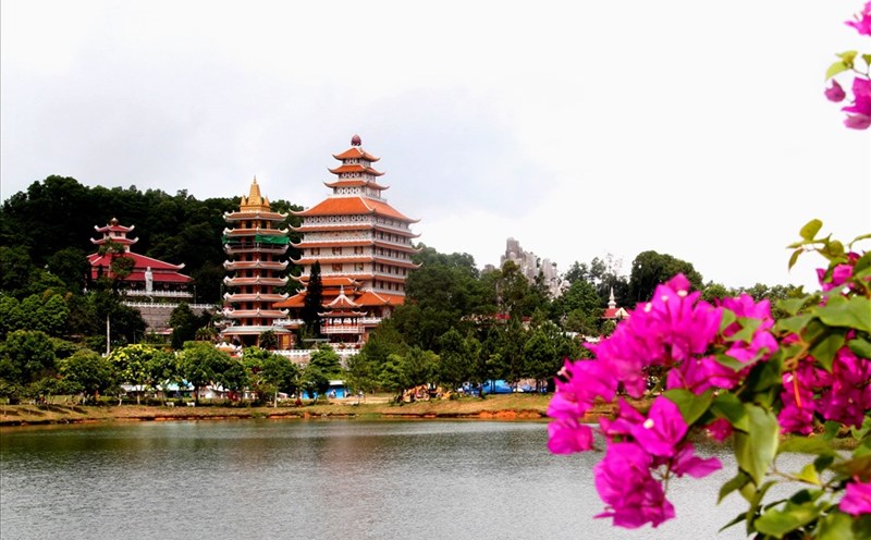 Công trình chùa Lá, nhìn từ hồ Thủy Liêm. Ảnh: Lục Tùng