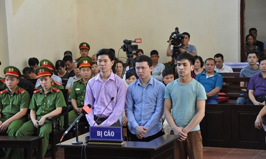 Hoàng Công Lương (áo tím) trong phiên sơ thẩm tai biến chạy thận tại Hoà Bình tháng 5.2018