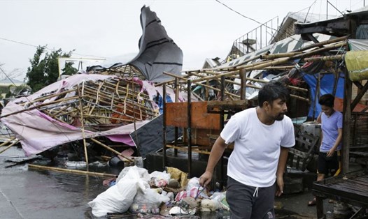 Sạp hàng đổ sập trong một khu chợ sau khi siêu bão Mangkhut quét qua thành phố Tuguegarao ở tỉnh Cagayan, đông bắc Philippines, ngày 15.9.2018. Ảnh: AP