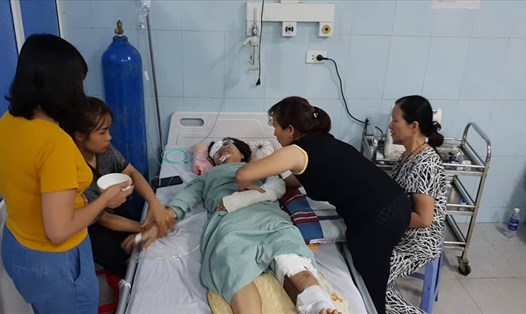 Người thân chăm sóc các nạn nhân ở BV ĐK tỉnh Lai Châu