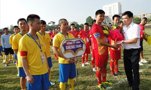 Chủ tịch LĐLĐ tỉnh Thái Bình tặng hoa cho các đội bóng tham dự.