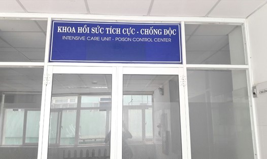 Bệnh nhân nghi bị ngộ độc cấp đang được điều trị tại khoa Hồi sức tích cực chống độc, Bệnh viện Đà Nẵng.  