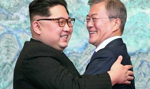 Nhà lãnh đạo Triều Tiên Kim Jong-un và Tổng thống Hàn Quốc Moon Jae-in gặp nhau trong hội nghị thượng đỉnh liên Triều lần thứ 1, ngày 27.4.2018.