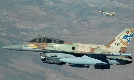 Máy bay Israel tấn công sân bay Damascus. Ảnh: Anadolu