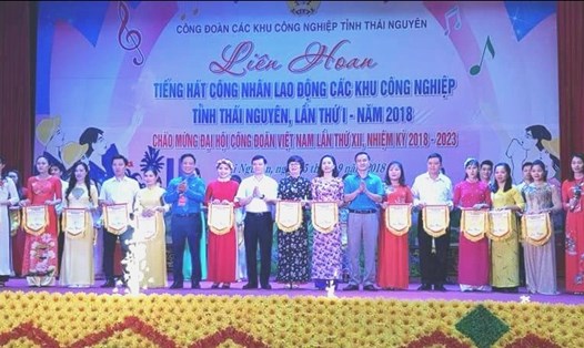 Các đồng chí lãnh đạo tặng cờ lưu niệm cho các đoàn tham gia liên hoan tiếng hát công nhân lao động các KCN tỉnh Thái Nguyên.