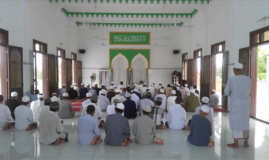 Một giờ lễ ở Thánh đường Ehsan. Ảnh: H.V.M