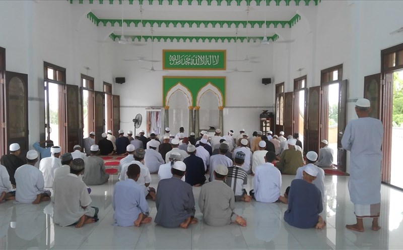 Một giờ lễ ở Thánh đường Ehsan. Ảnh: H.V.M