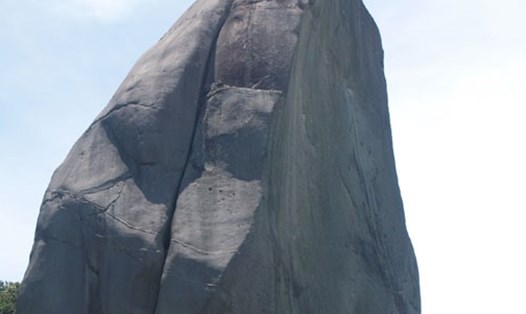 “Ngón tay Chúa” trên núi Đá Bia. Ảnh: TL