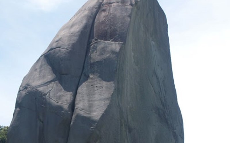 “Ngón tay Chúa” trên núi Đá Bia. Ảnh: TL