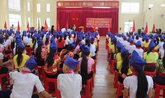 Toàn cảnh lễ khai giảng muộn tại Trường Phổ thông dân tộc nội trú THCS Con Cuông. 