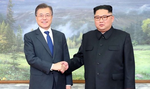 Tổng thống Hàn Quốc Moon Jae-in và nhà lãnh đạo Triều Tiên Kim Jong-un tại hội nghị thượng đỉnh lần 2 ngày 26.5.2018. Ảnh: Reuters
