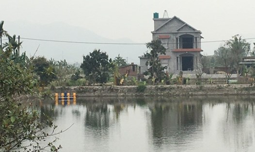 Ngôi nhà 3 tầng xây dựng tại khu nuôi trông thủy sản Đầm Trũng, xã Hồng Thái Tây (Tx. Đông Triều. Ảnh: Phạm Hoạch