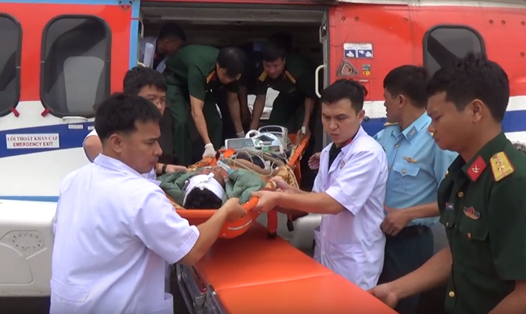 Hai ngư dân được máy bay trực thăng đưa về đất liền điều trị