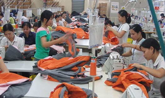 Công nhân dệt may được hưởng nhiều quyền lợi thiết thực từ việc ký kết thỏa ước lao động tập thể. Ảnh: PV