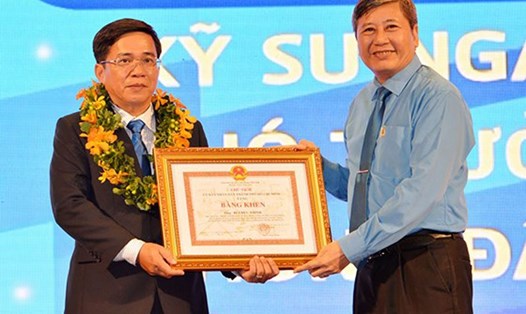 Phó Chủ tịch Thường trực Tổng LĐLĐVN Trần Thanh Hải (bên phải) trao bằng khen cho anh Bùi Đức Thịnh (Cty Truyền tải điện 4). Ảnh: VIỆT DŨNG