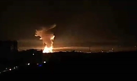 Thành phố Latakia, Syria bị tên lửa tấn công. Ảnh: Twitter