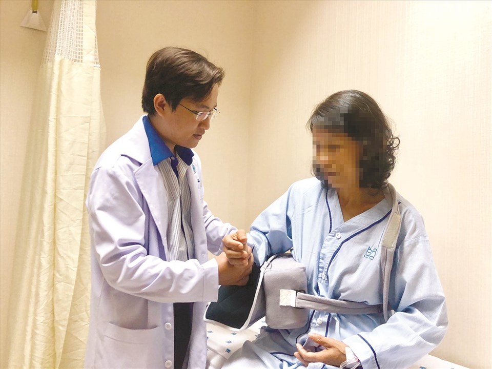 Bác sĩ đang thăm khám cho bệnh nhân. Bác sĩ đang thăm khám cho bệnh nhân.