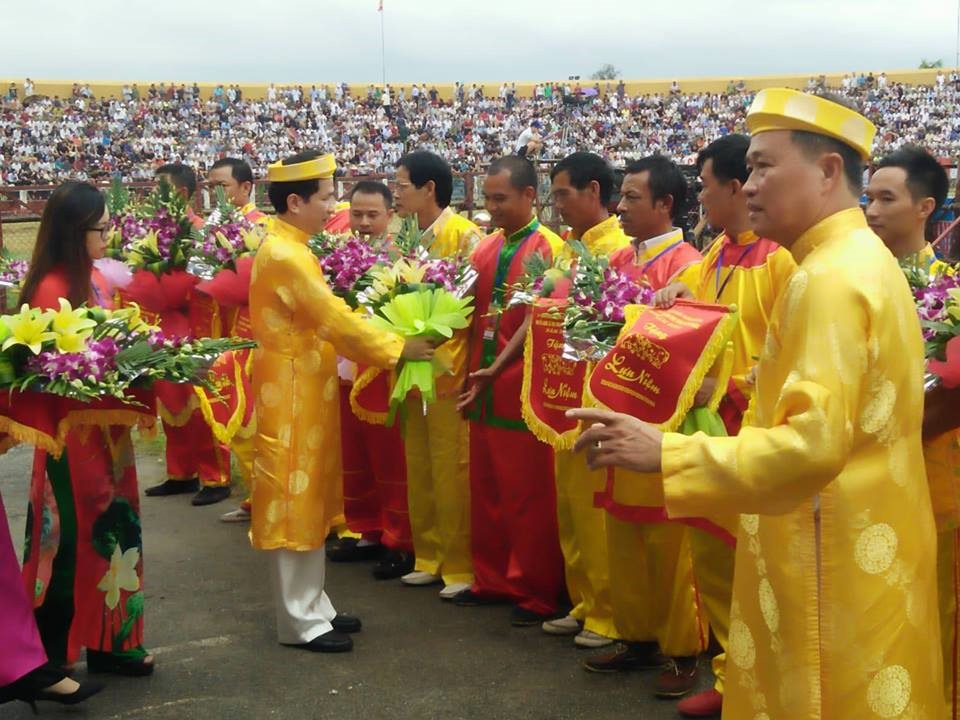 Chung kết chọi trâu Đồ Sơn 2018: Miễn phí vào sân, hàng nghìn người phải đứng ngoài