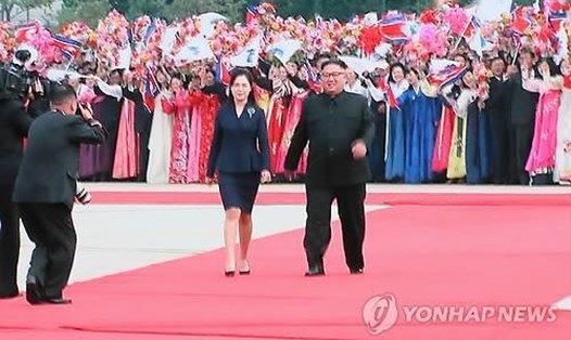 Vợ chồng lãnh đạo Triều Tiên Kim Jong-un trên thảm đỏ trong lễ đón vợ chồng Tổng thống Hàn Quốc tại Bình Nhưỡng. Ảnh: Yonhap. 