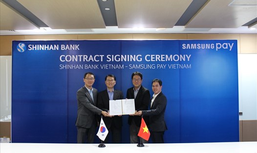 Đại diện Ngân hàng Shinhan và đại diện Samsung trong buổi lễ ký kết hợp tác.
