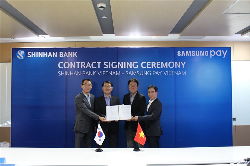 Đại diện Ngân hàng Shinhan và đại diện Samsung trong buổi lễ ký kết hợp tác. Đại diện Ngân hàng Shinhan và đại diện Samsung trong buổi lễ ký kết hợp tác.