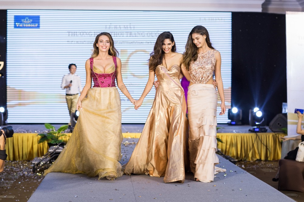 Top 3 Hoa hậu Áo trình diễn thời trang. 