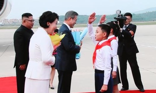 Lễ đón tổng thống Hàn Quốc và Phu nhân thăm Triều Tiên tại sân bay sáng 18.9. Ảnh: Yonhap. 