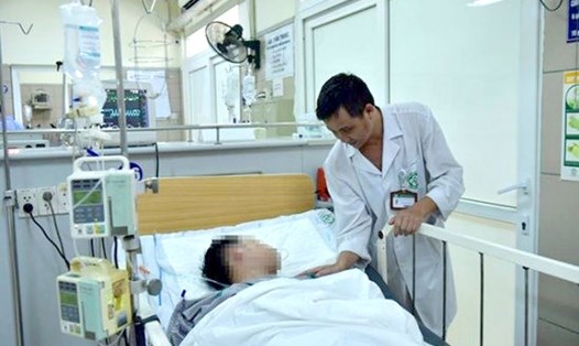 Một bệnh nhân đang được điều trị tích cực tại Bệnh viện Bạch Mai, Hà Nội.