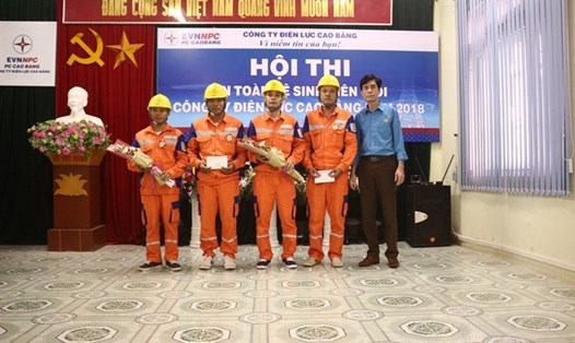 Phó Chủ tịch LĐLĐ tỉnh Phạm Đức Khôi trao giải cho thí sinh tham gia hội thi.