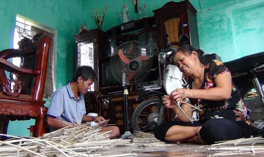 Gia đình ông Nguyễn Văn Căng (thôn Báo Đáp, Hồng Quang, Nam Trực, Nam Định) sản xuất đèn ông sao phục vụ dịp Tết Trung thu.